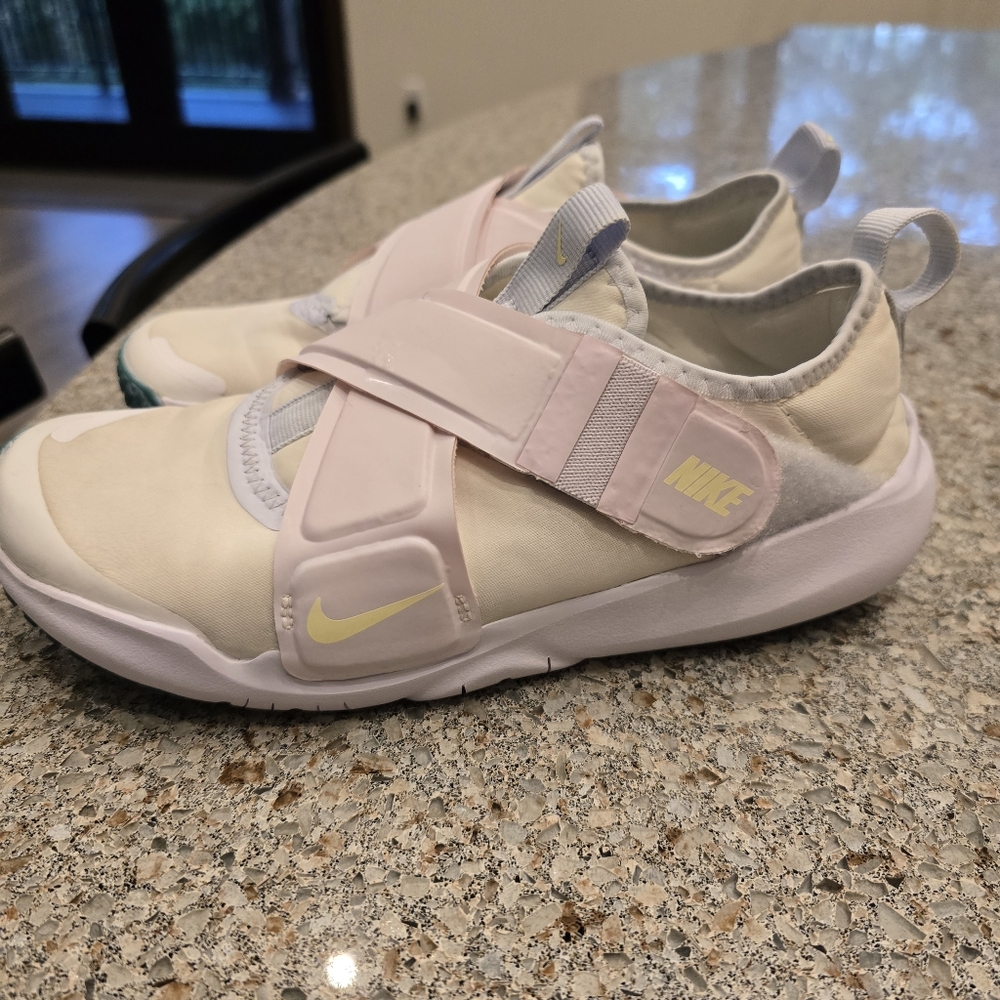 Nike Flex Advance FlyEase Sneaker